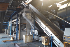 9 avril : installation tapis au-dessus de la cabine de tri